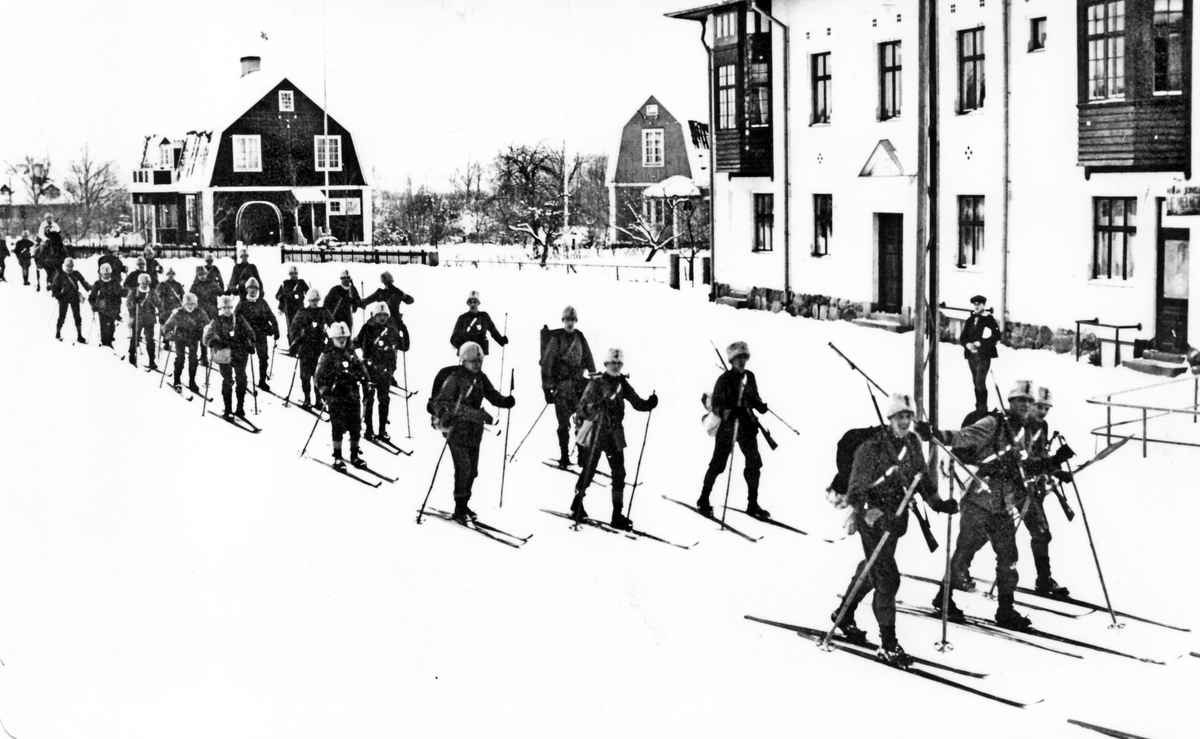 Regementsgatan, 1926

Signalister på skidor, på väg ut till övningsplatsen.

Regementsgatan, i höjd med Kung Göstas väg.