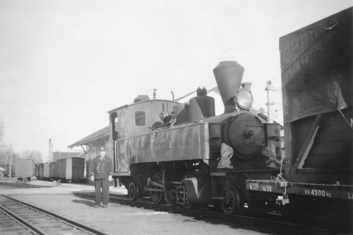 Damplokomotiv type XXIII nr. 4 SETSKOGEN med ettermiddagstoget til Bjørkelangen på Sørumsand stasjon. Foran lokomotivet lokomotivfører Syprian Aarstad