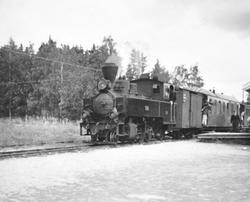 Damplokomotiv XXIXb nr. 7 PRYDZ på Fosser stasjon med tog ti