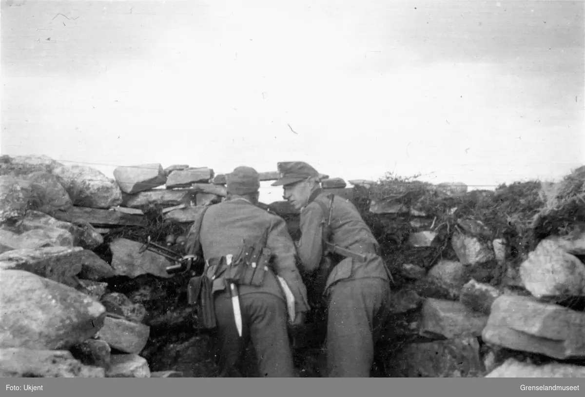 Fiskerhalsfronten eller Litzafronten. Juli 1941 - oktober 1944. To soldater holder utkikk ved en tysk stilling. 