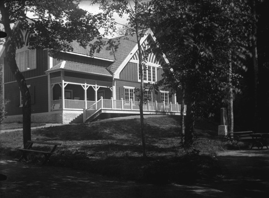 Hus med lång terrass , ca 1910.