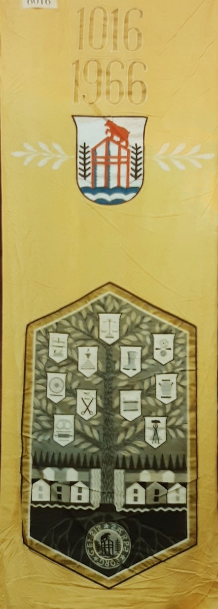 Sarpsborg byvåpen, malt motiv m/hus og tre med div. redskap og symboler.
