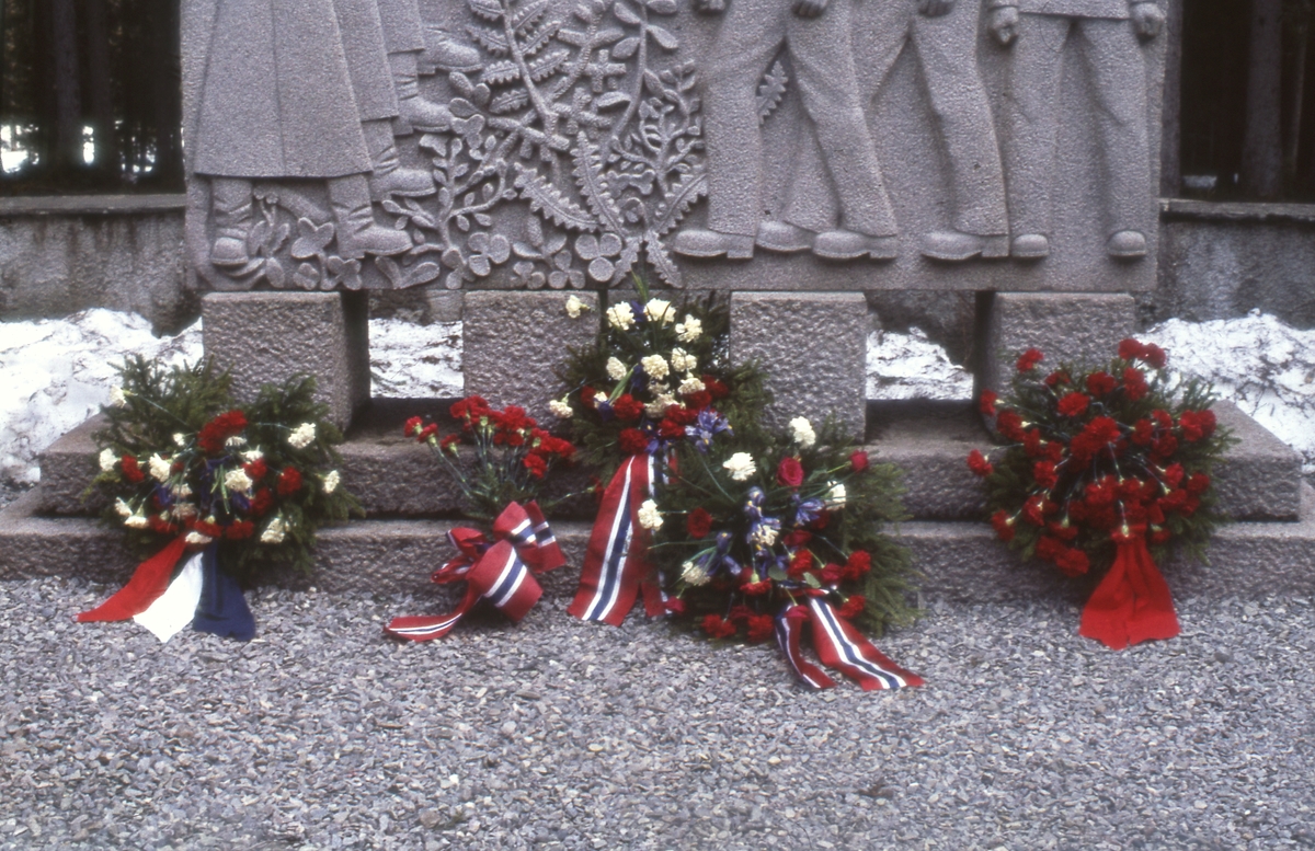 Fra minnemarkering i Falstadskogen, trolig på 1960-70-tallet. Blomster ved Odd Hilts monument.