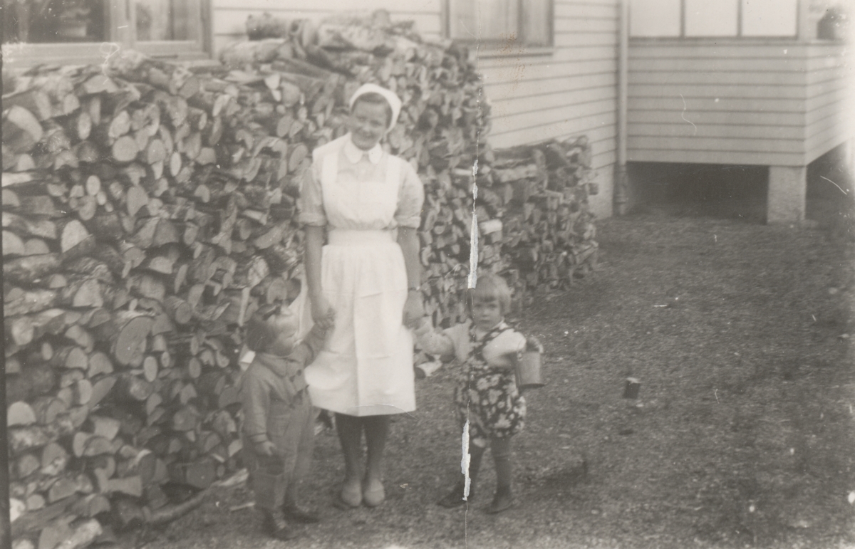 I midten står Turid Krøtøy (f. 1925 i Trondheim, gift Hassel), nyutdannet barnepleierske. Bildet er tatt like etter 2. verdenskrig. Hun satt i fangenskap på Falstad i tre uker i desember 1944.