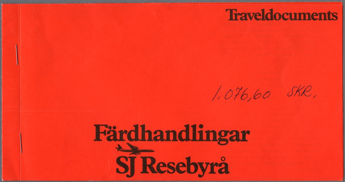 Rött biljettfodral med svart tryck.
Längst upp till höger, med tryckt text, står det Traveldocuments och nertill står det Färdhandlingar SJ Resebyrå. I mitten står det handskrivet 1.076,60 SKR. På baksidan finns information om resor.