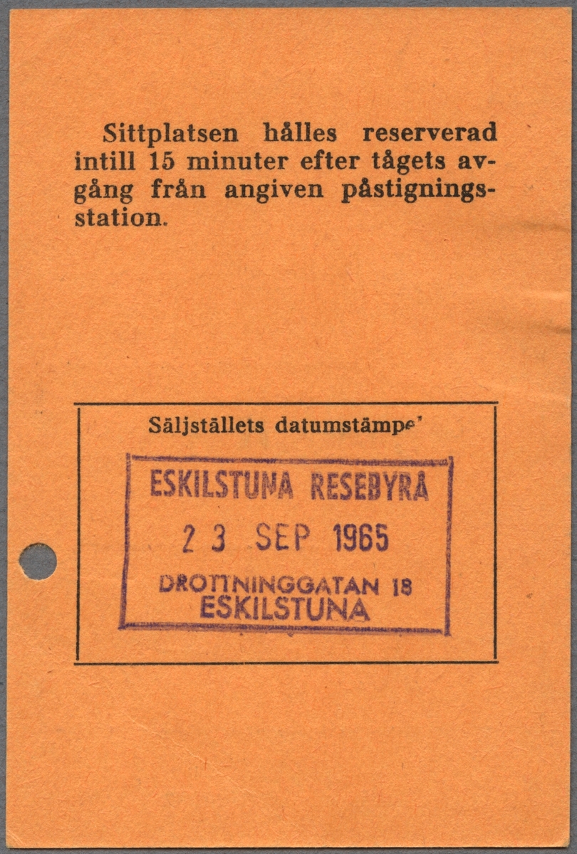 En sittplatsbiljett i 2:a klass för sträckan Norrköping till Nässjö, avgångstid 10.31. På baksidan finns information samt en stämpel från Eskilstuna Resebyrå.