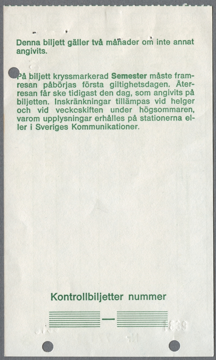 En semesterbiljett för en person i 2:a klass för sträckan Stockholm C till Växjö via Alvesta. Biljetten kostar 129 kronor. På baksidan av biljetten finns reseinformation. Biljetten är klippt.