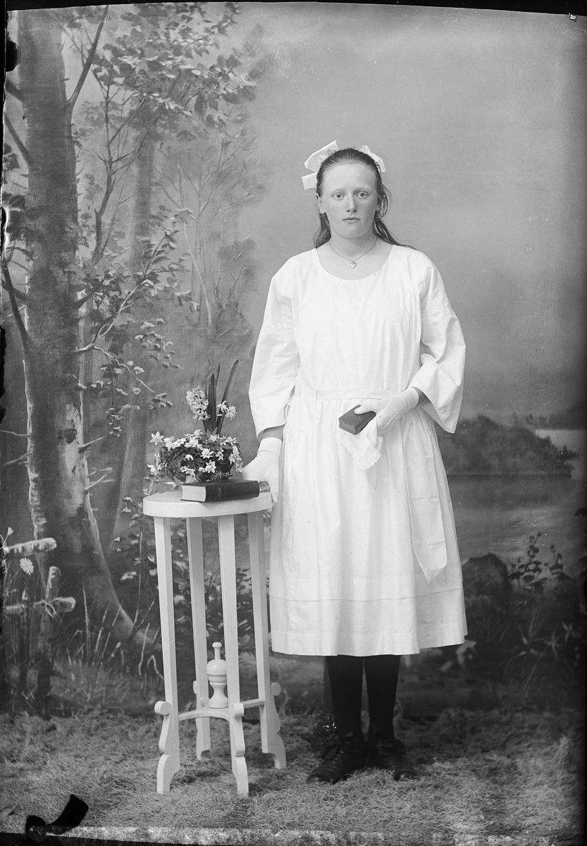 Konfirmand Linnea Persson från Yttersby, Börstil socken, Uppland 1923
