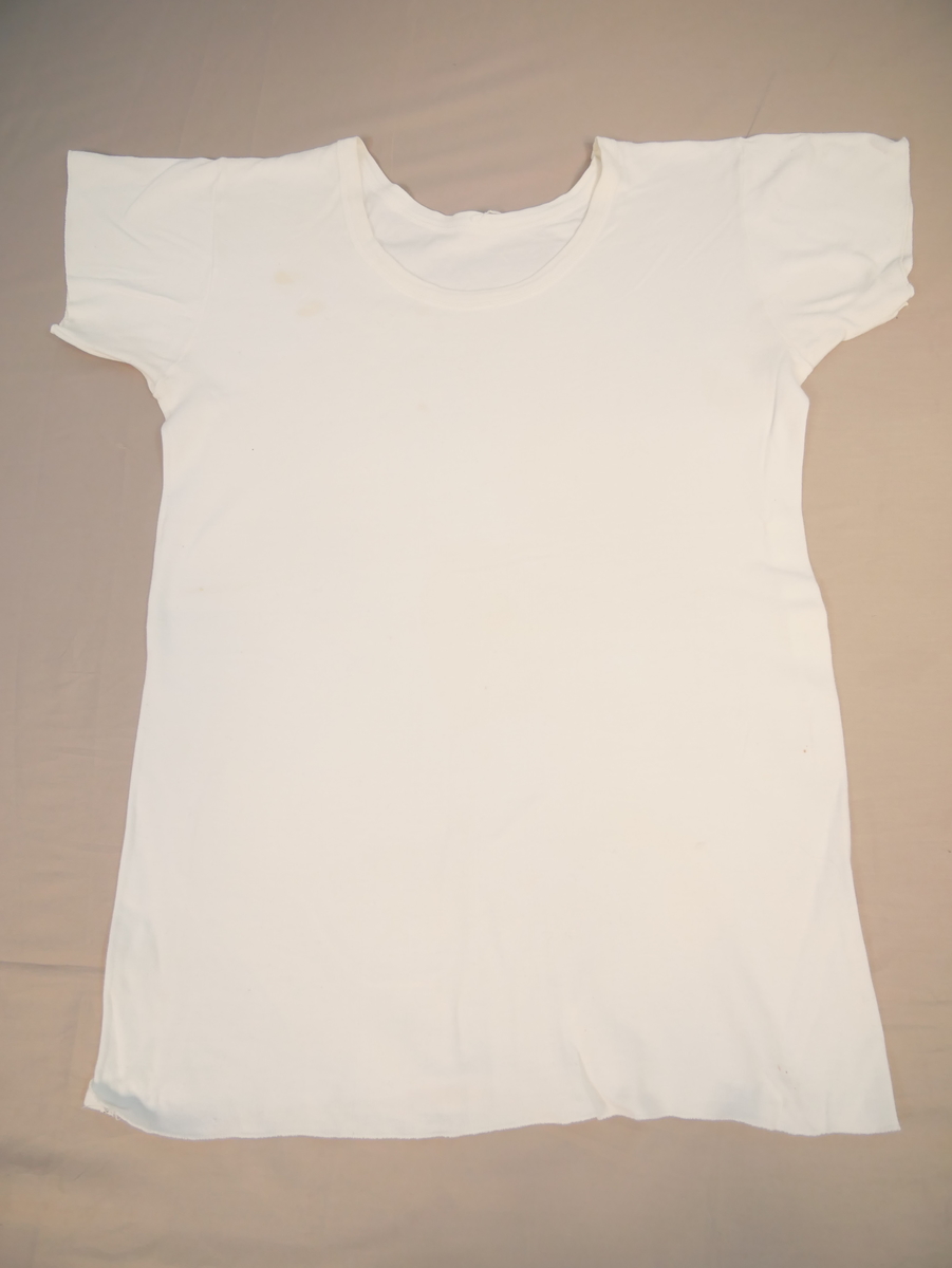 Undertrøye/t-skjorte med korte isydde erme og rund halsopning.