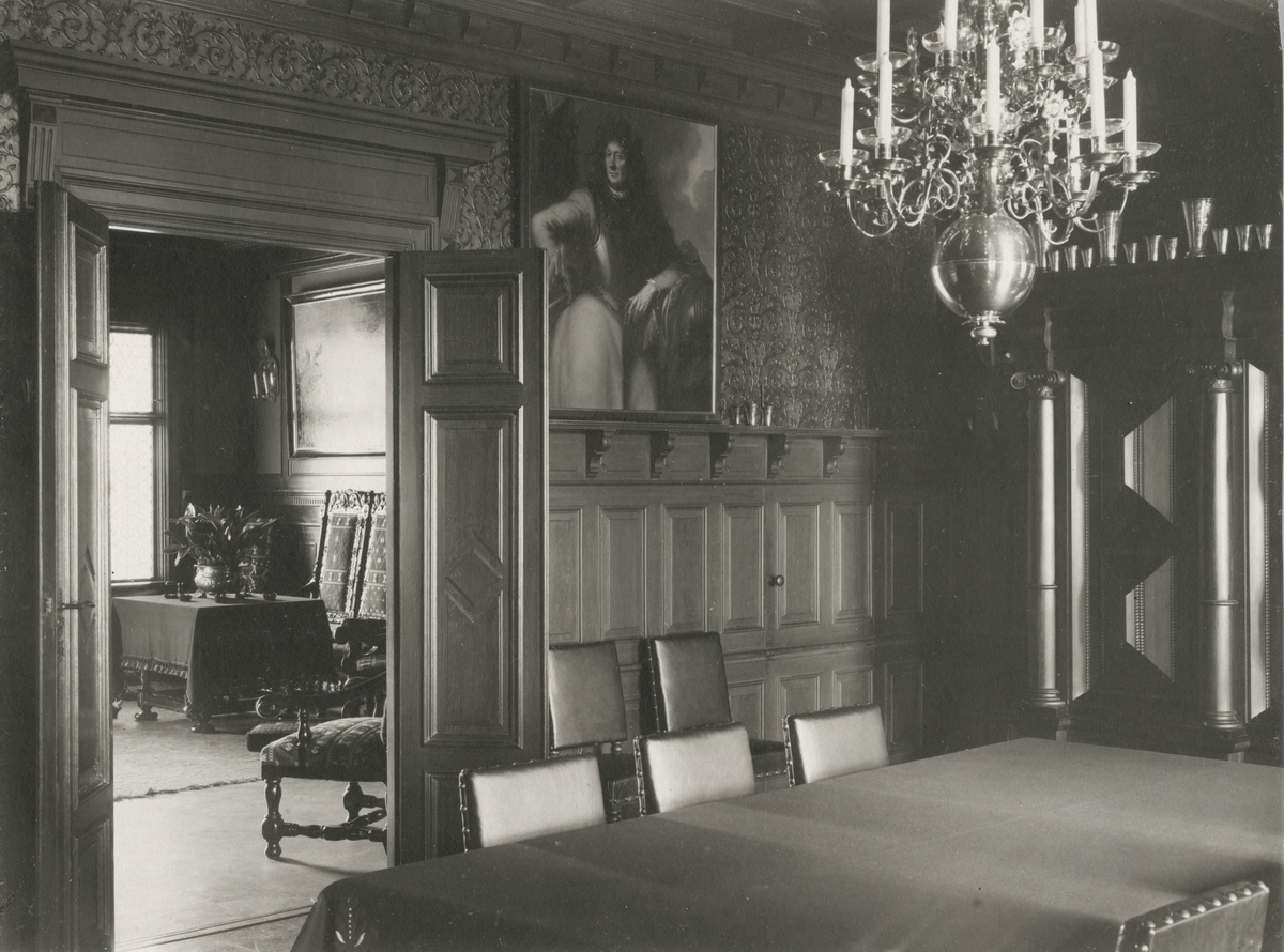 Interiör av Villa Rettig, Gävle.  Väggar klädda med tapet av gyllenläder samt paneler.
