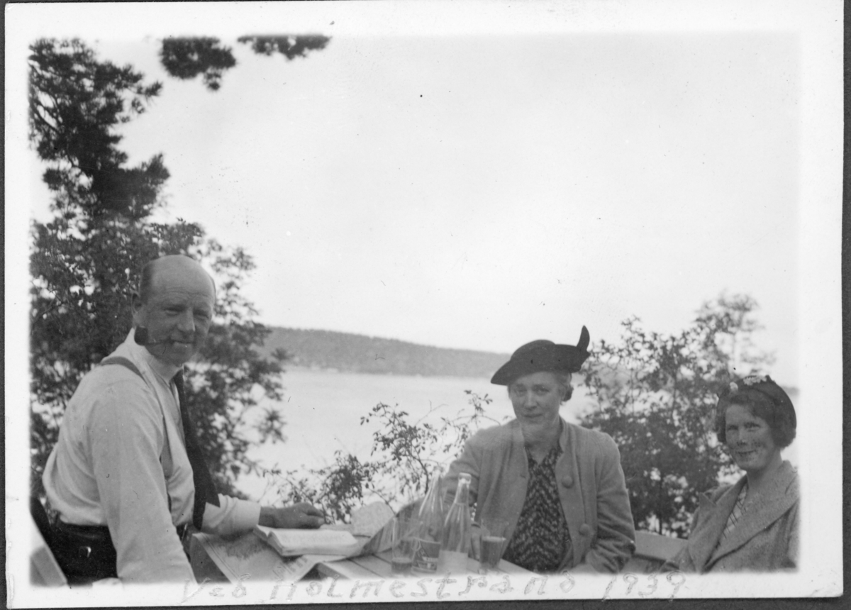 To kvinner og en mann på rasteplass ved Holmestrand, 1939.