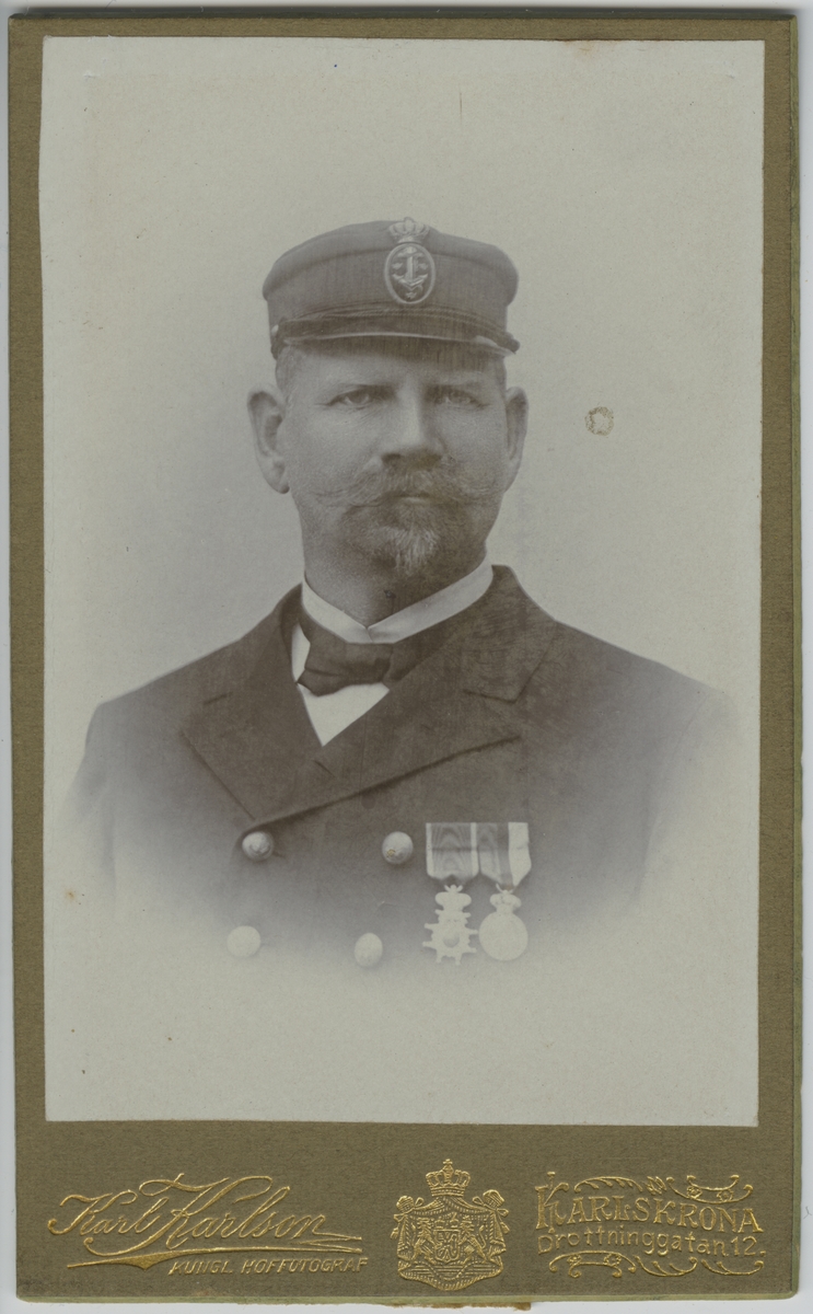 Visitkortporträtt av Otto Wilhelm Hansson, medlem i Sjöunderofficerssällskapet i Karlskrona.