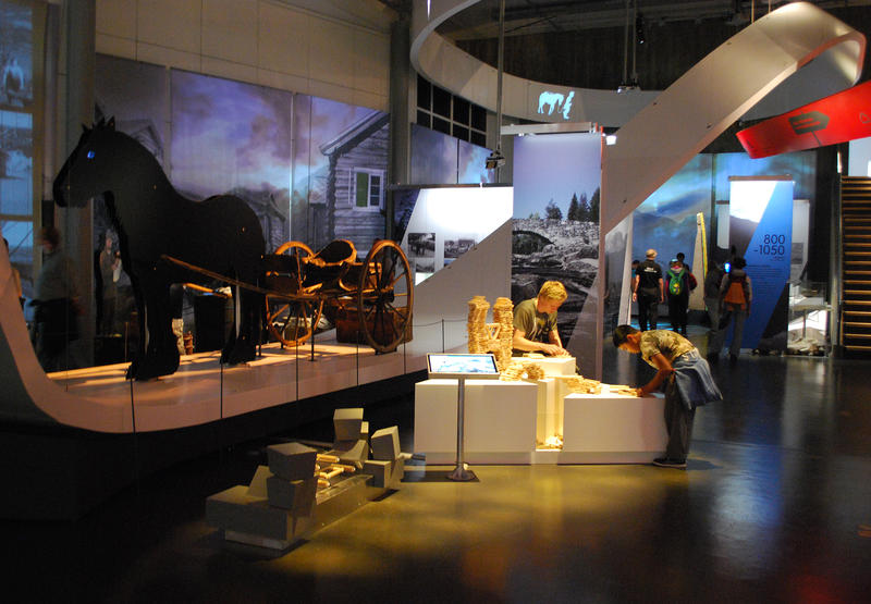 Bildet viser besøkende i utstillingen Tida og vegen.