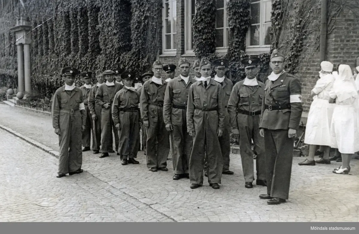 "Karantänsförläggning" på Kvarnbyskolan för överlevande från koncentrationsläger i Tyskland och Polen 1945.  
Skolan fungerade under denna sommar som beredsskapssjukhus.

Gruppbild av Röda Korsets personal, till höger syns några sköterskor.