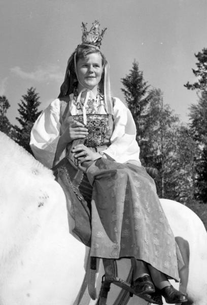 Glomdalsbruden fotografert sittende på en hest. Bilde er tatt under utflytterdagen Glomdalsmuseet 1958.