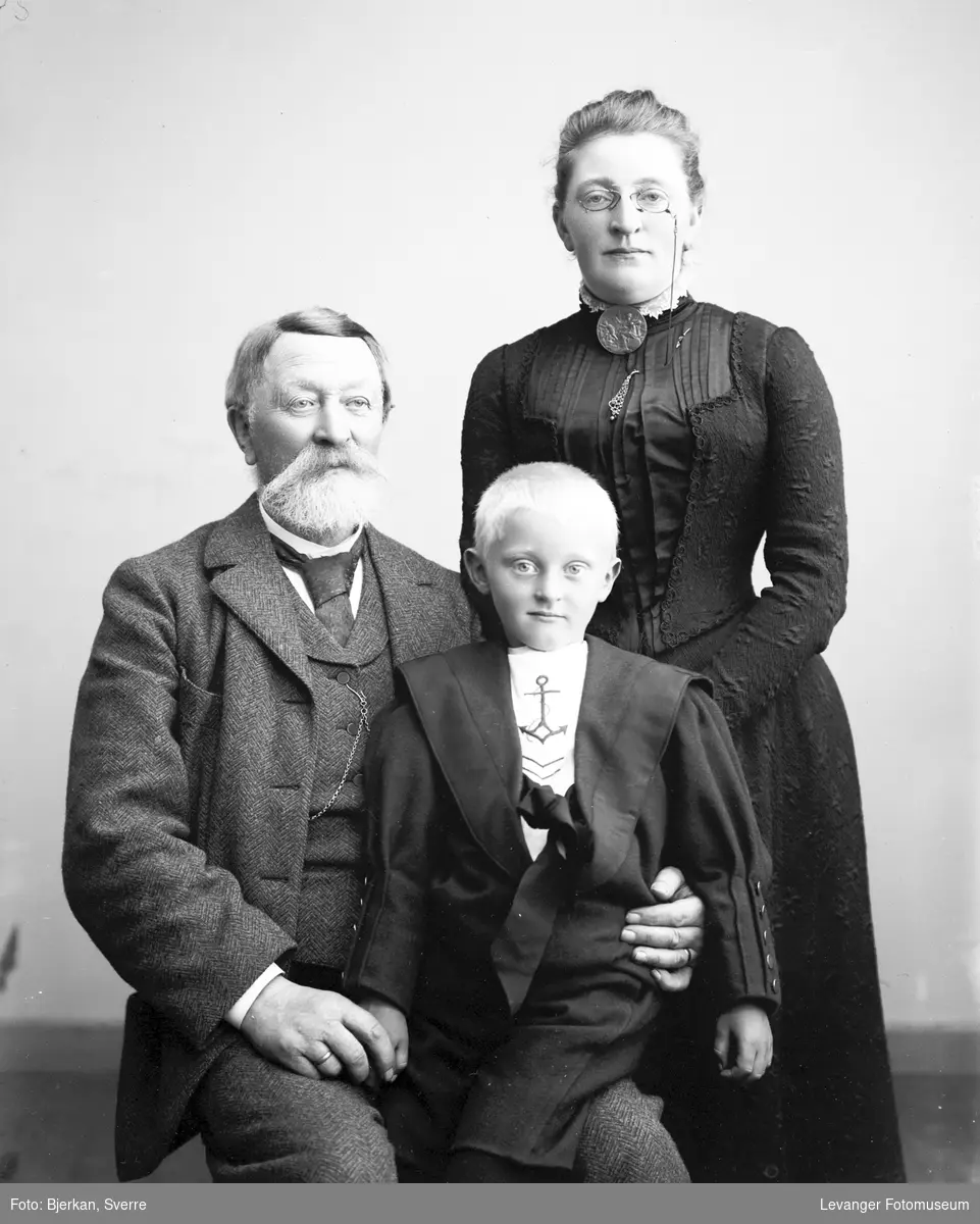 Gruppebilde av handelsmann Ulrik Knoph med kone og barn, Verdalsøra