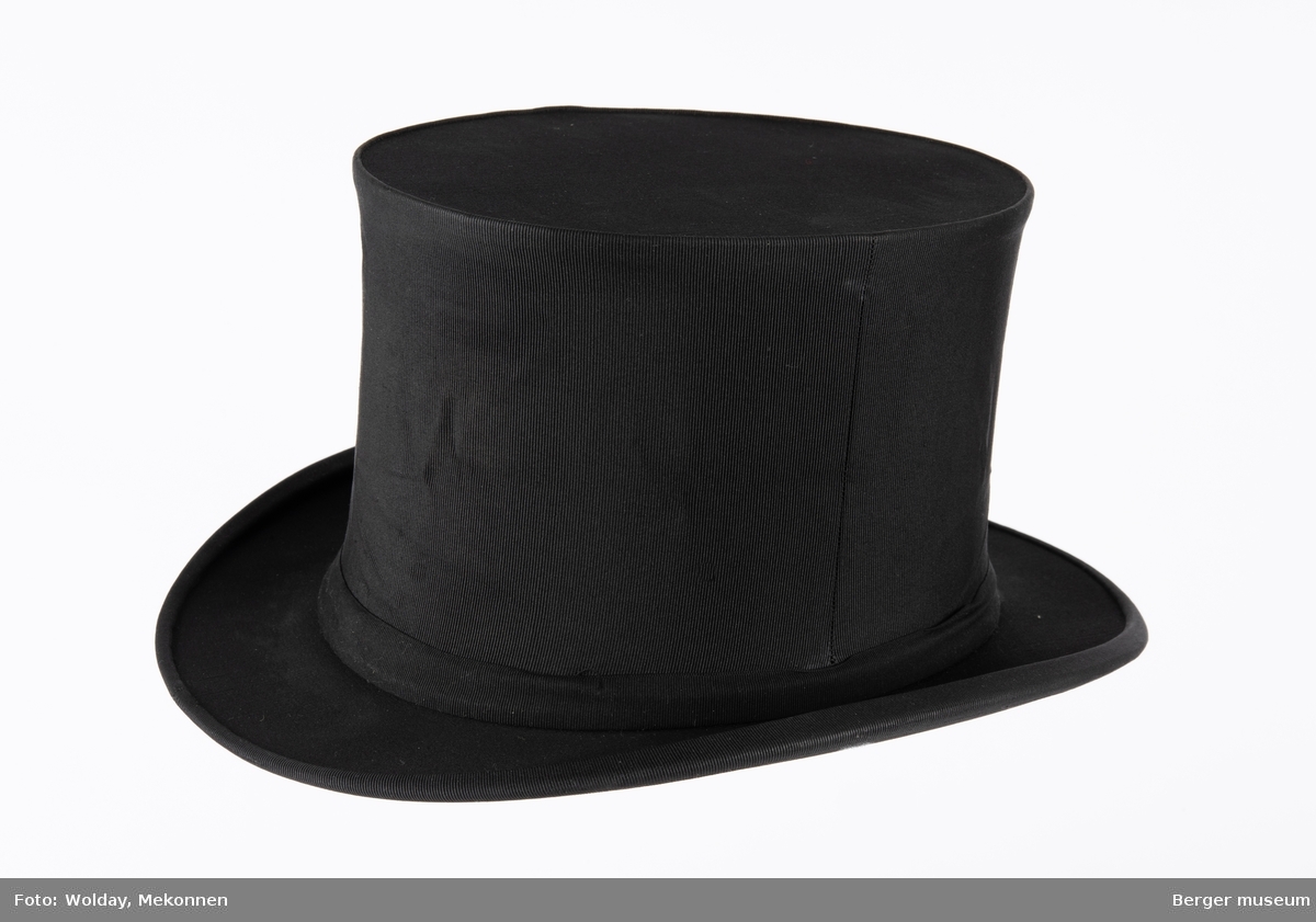 Chapeau claque («hatt som smeller») er en type sammenleggbar flosshatt som ble oppfunnet i 1812. Det ser ut som en modell fra rundt 1920.
Flosshatt, tidligere også kalt sylinderhatt eller bare høy hatt, er en høy hatt med stiv, sylinderformet pull og liten brem.