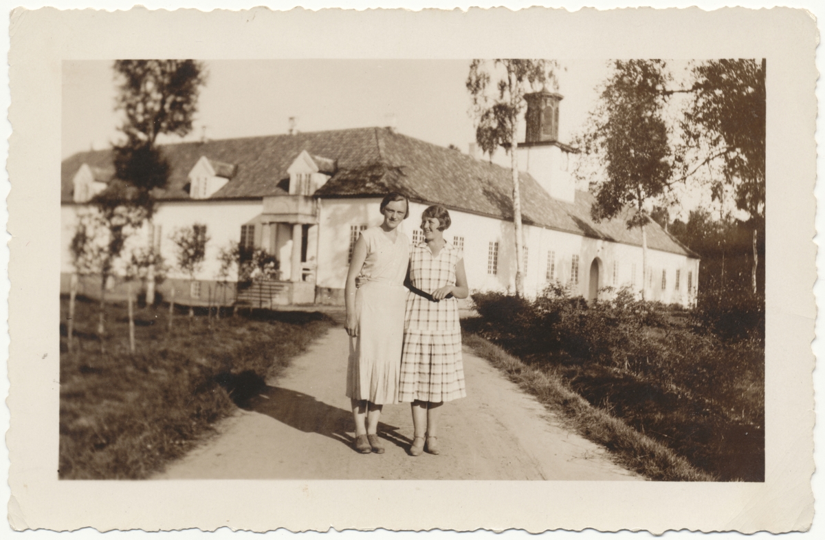Ved murbygningen på Falstad skolehjem (senere Falstad fangeleir), trolig på 1930-tallet. Til venstre står Astrid (Bjørgum) Falstad (f. 1906), til høyre kanskje hennes søster Birgit Bjørgum (f. 1905).