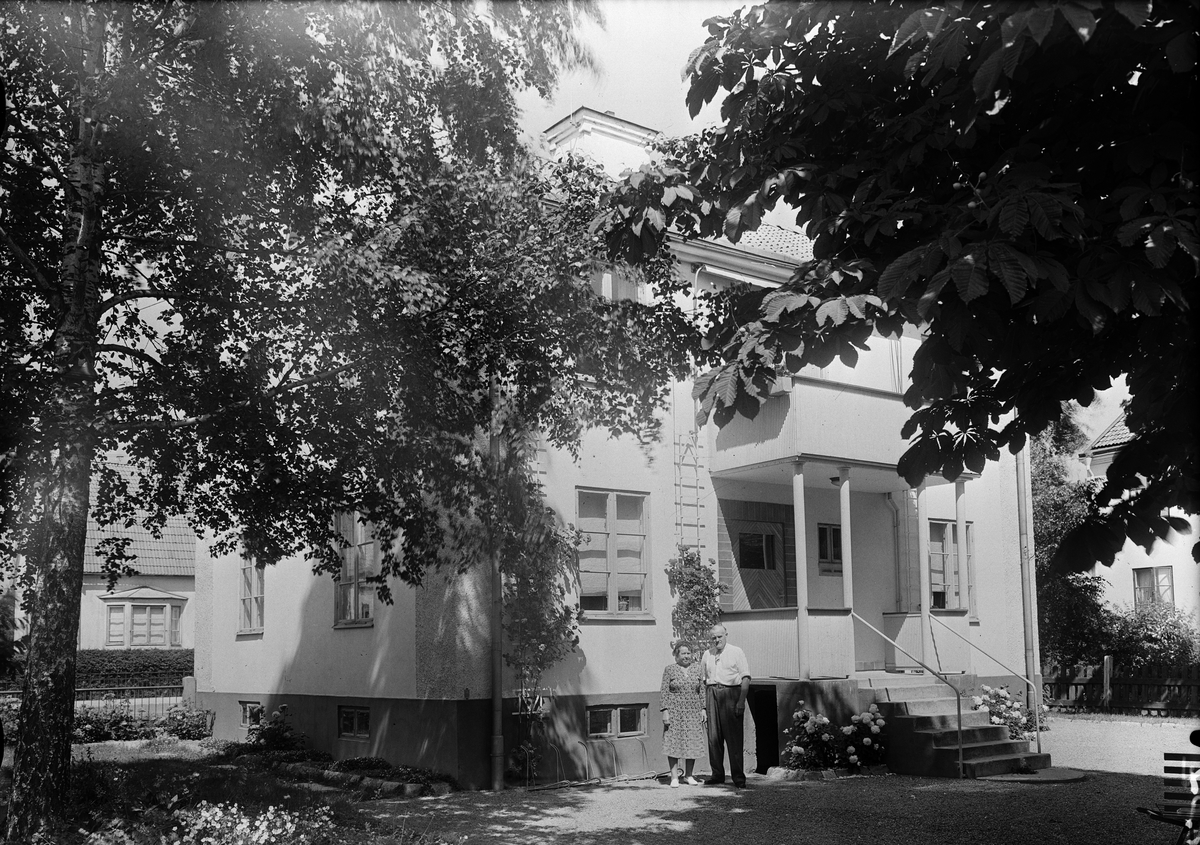 Paret Stenkvist utanför sitt hus på Idunagatan 9, Gamla Uppsala 1949
