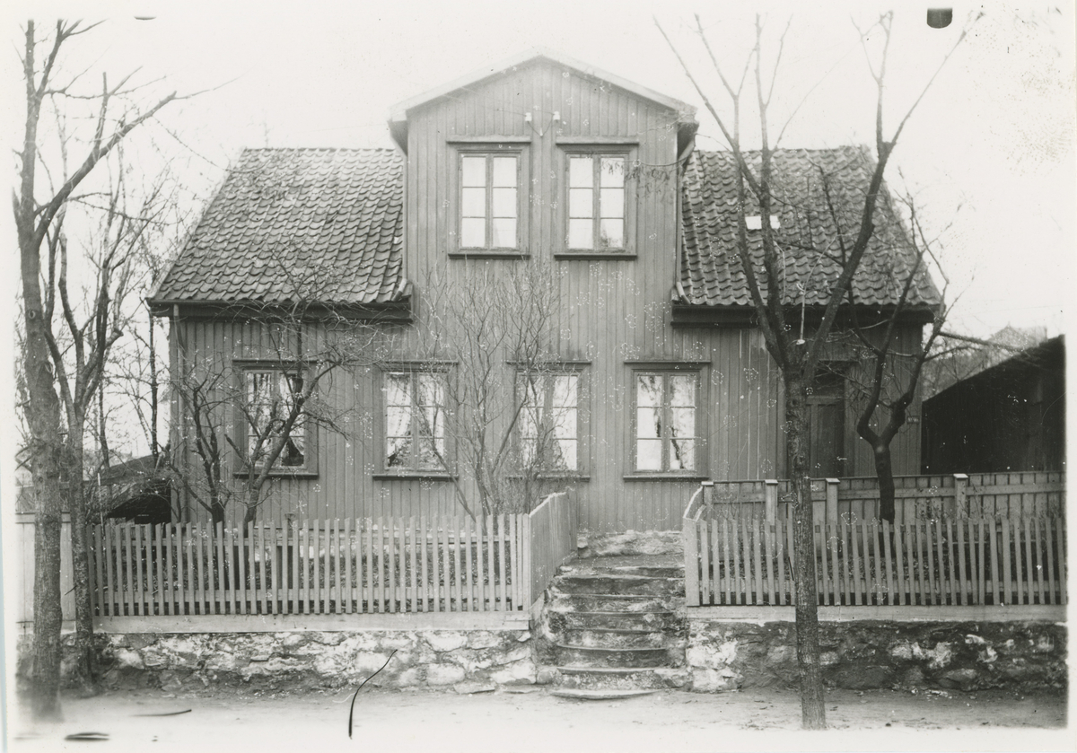 Klostergt., tre bilder, ca. 1910. Trykk på pilen.

Bilde 1:
Muligens bolighus.

Bilde 2:
Bolighus (nr. 16).

Bilde 3:
Bolighus.