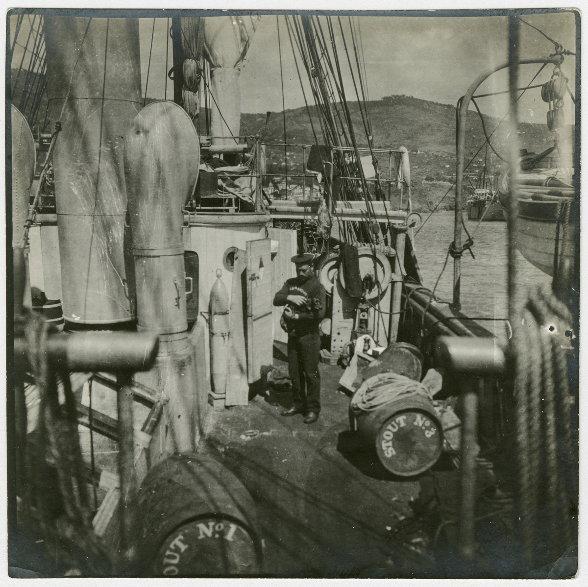 Taxen Resi i famnen på en besättningsman på det franska fartyget Le Francais i Funchals hamn. Taxen tillhörde Axel Klinckowström, som medföljde den s k Antarktiska undsättningsexpeditionen 1903–04.