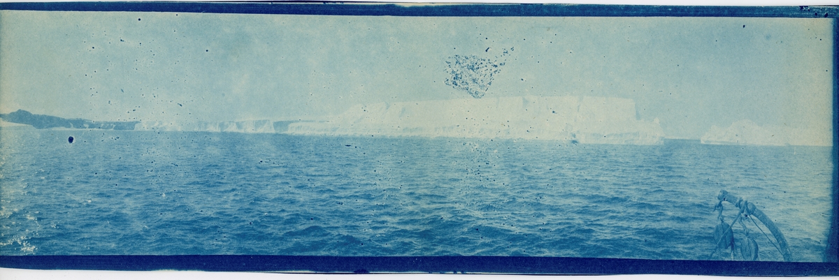 Panoramavy av isberg. Bilden tagen från Antarktiska undsättningsexpeditionens fartyg FRITHJOF.