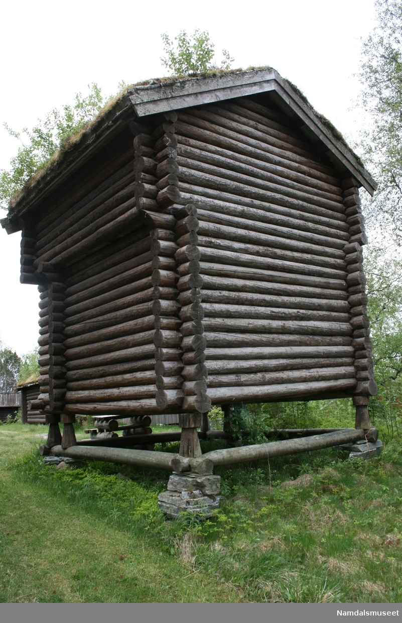 Bygning i tømmerlaft med torvtak. Står på stabber. Huset er en del av 1700-talls tunet på Namdalsmuseet.