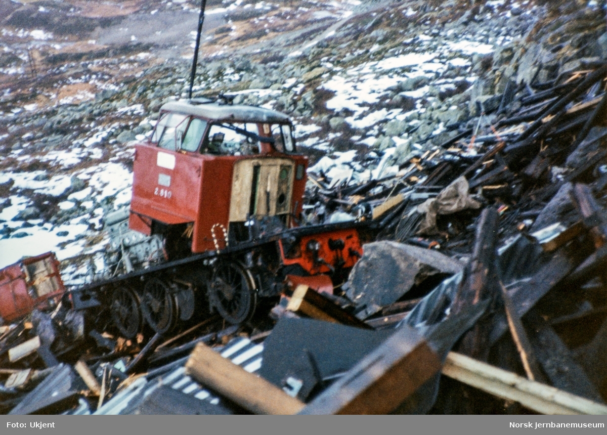 Avsporet diesellokomotiv Di 2 810 i Tjovdalen, vest for Hallingskeid stasjon på Bergensbanen. Lokomotivet fikk store skader. Her løftes førerhytten av lokomotivet