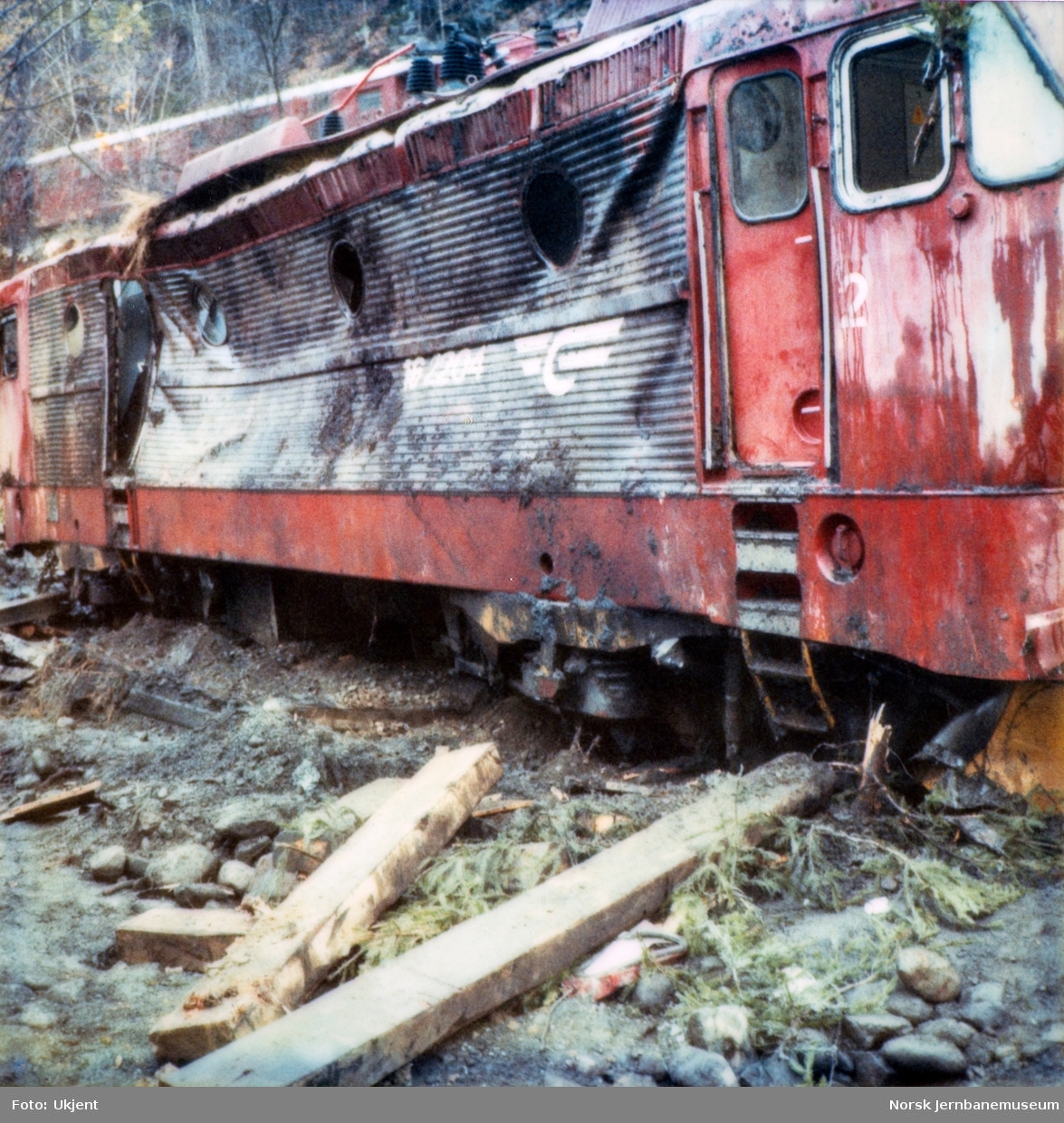 Avsporet elektrisk lokomotiv El 16 2204 etter å å kjørt inn i et jordras. Lokomotivet fikk store skader, men ble berget og reparert