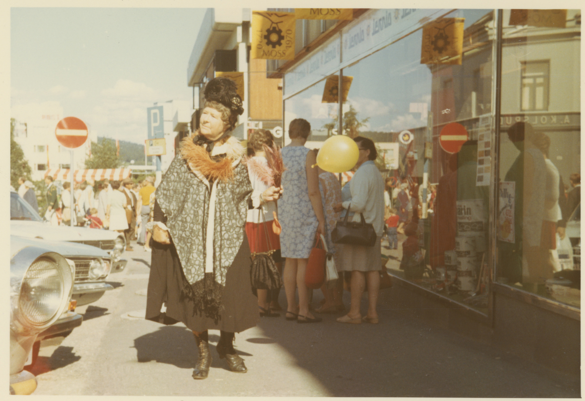 To bilder fra byjubileet i 1970. 

Første bilde er tatt i Storgaten utenfor Jacob Jansen og T.V. sees Rosa Eriksen.

Andre bilde er tatt i Dronningens gate. "Bygningen" i midten er et provisorium for å illustrere en tidligere butikk, nemlig "Søstrene Jørgensen"