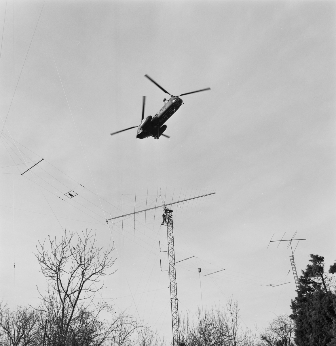 Lyft av telemast med helikopter