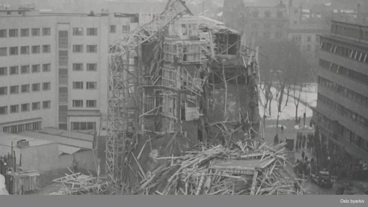 Bilder av byggning på Fridtjof Nansens Plass som har falt sammen.