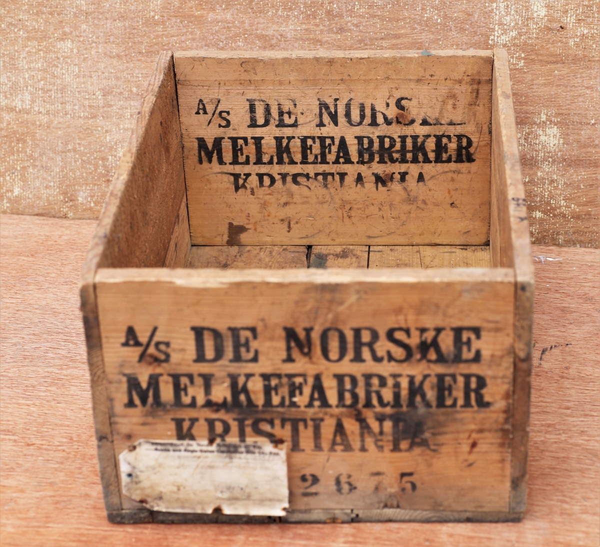 Trekasse for oppbevaring og transport av bokser med kondensert melk, Vikingmelk.