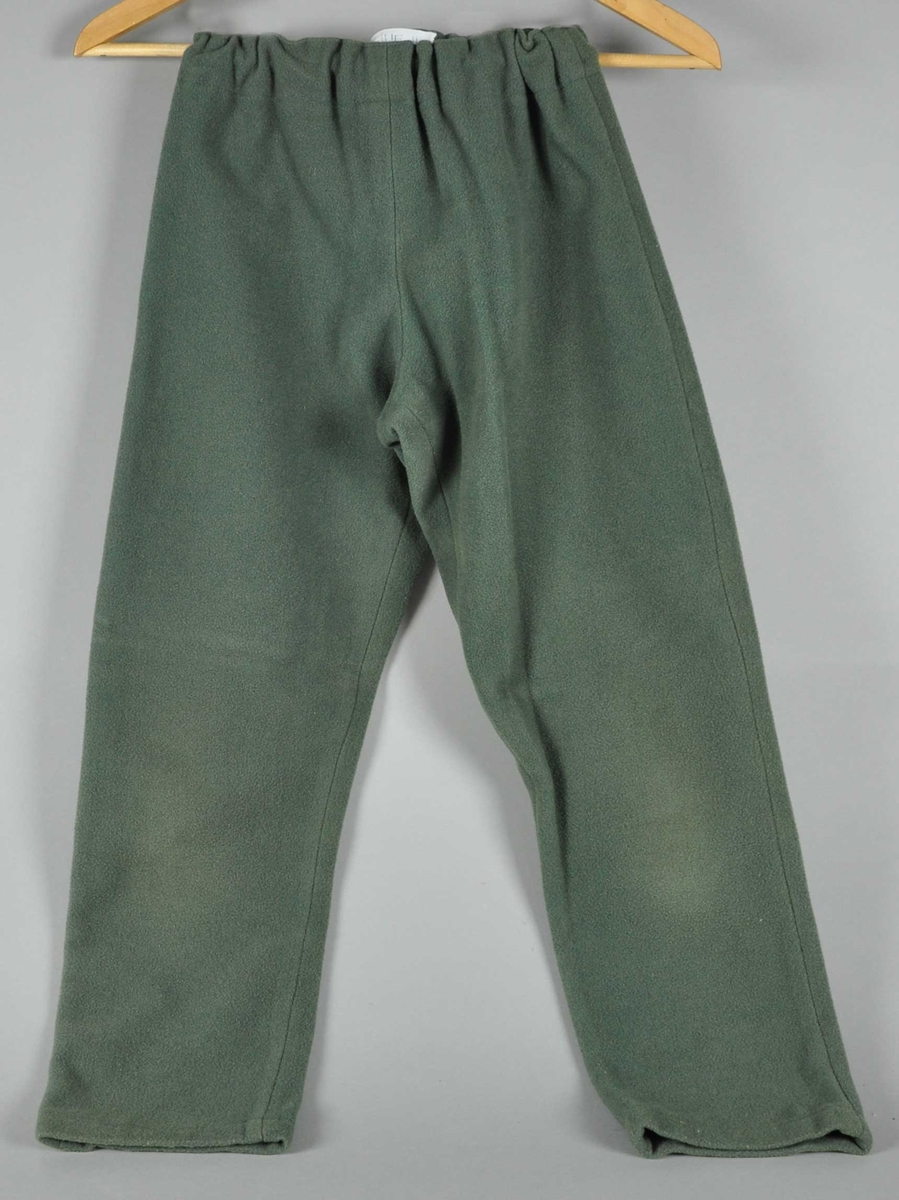 Grønn bukse av fleece, med strikk i livet.