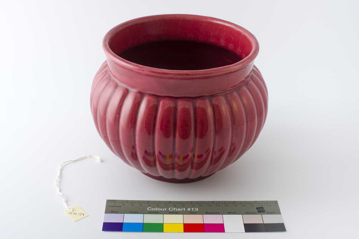 Rød/ burgunderfarget potte/ blomsterpotte med utvendige riller. Har tilhørt Sara Fabricius.