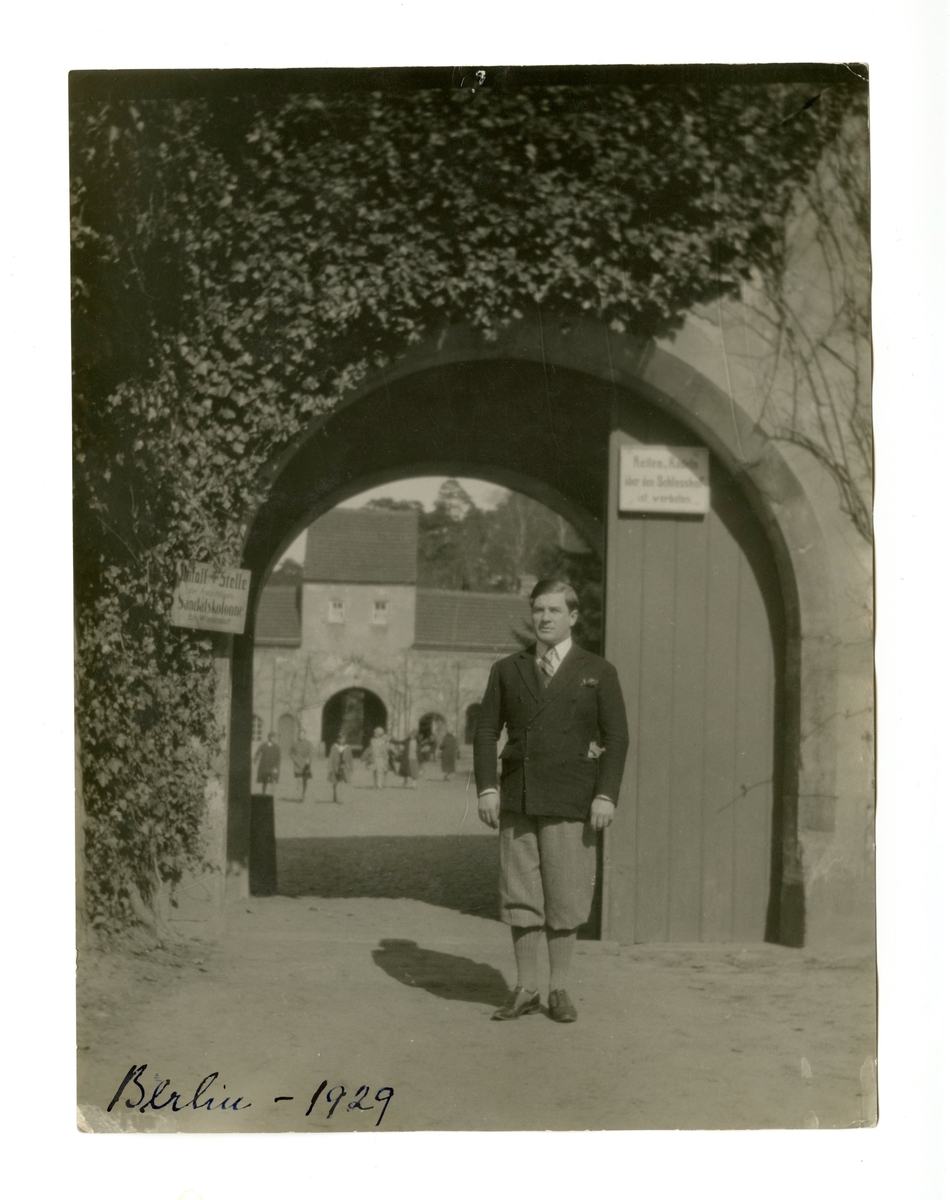 Idar Trana fotografert foran porten til Grunewald jaktslott, Berlin i 1929.