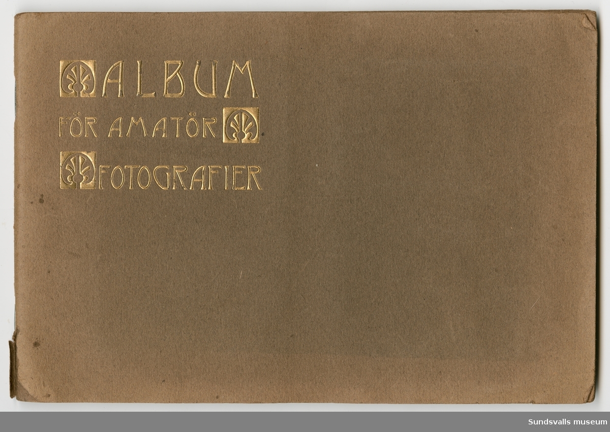 Ett rektangulärt album innehållande 96 stycken tryckta brevmärken med motiv hämtade från Sundsvalls stadsmiljö.
