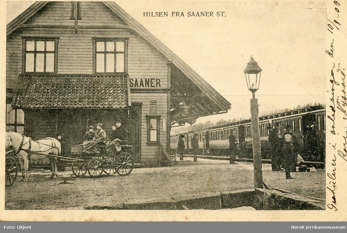 Persontog på Saaner (senere Såner) stasjon på Østfoldbanen. Ventende reisende på plattformen