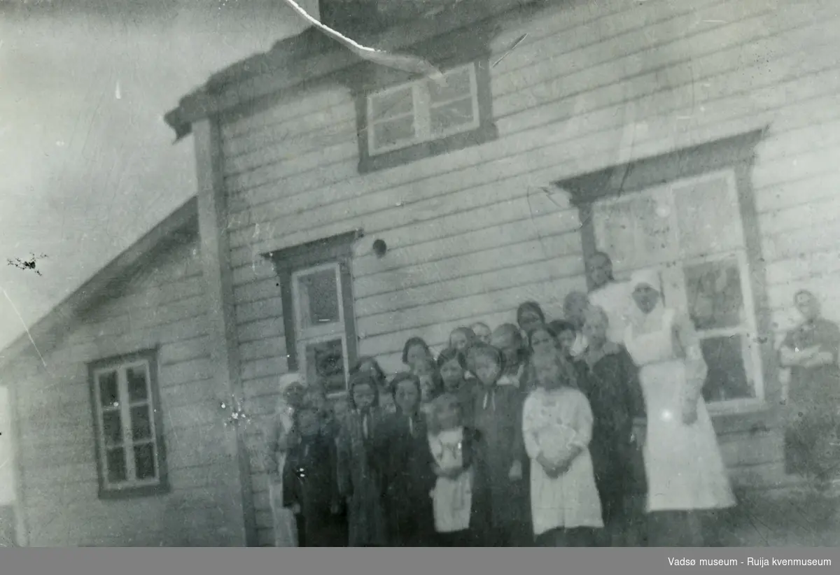 Gruppebilde av barn med pleiersker foran Kistrand pleiehjem, Porsanger, Finnmark. 1920-1925. 