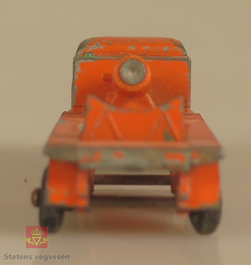 Primært oransje modell-lastebil laget av metall. Skala: 1:98