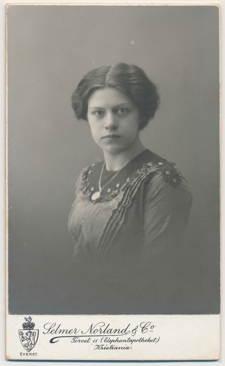 Portrett av ung kvinne, Sofie Skallerud
