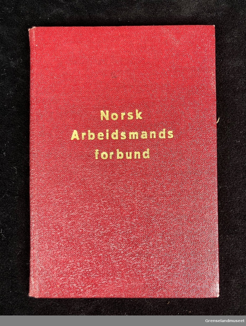 Rød medlemsbok. Samme størrelse som et pass.
Medlemsbok for Norsk Arbeidsmandsforbund.