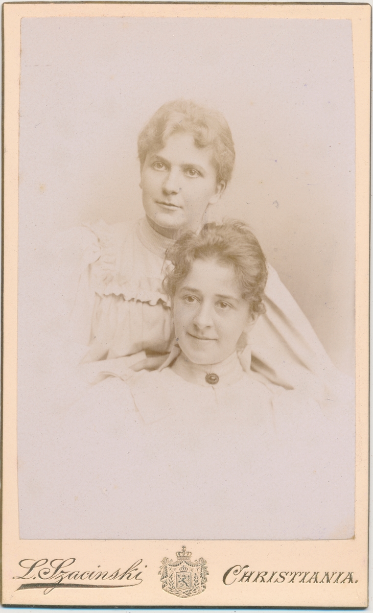 Portrett av to unge kvinner, Dudu og Helga Bull 1896.