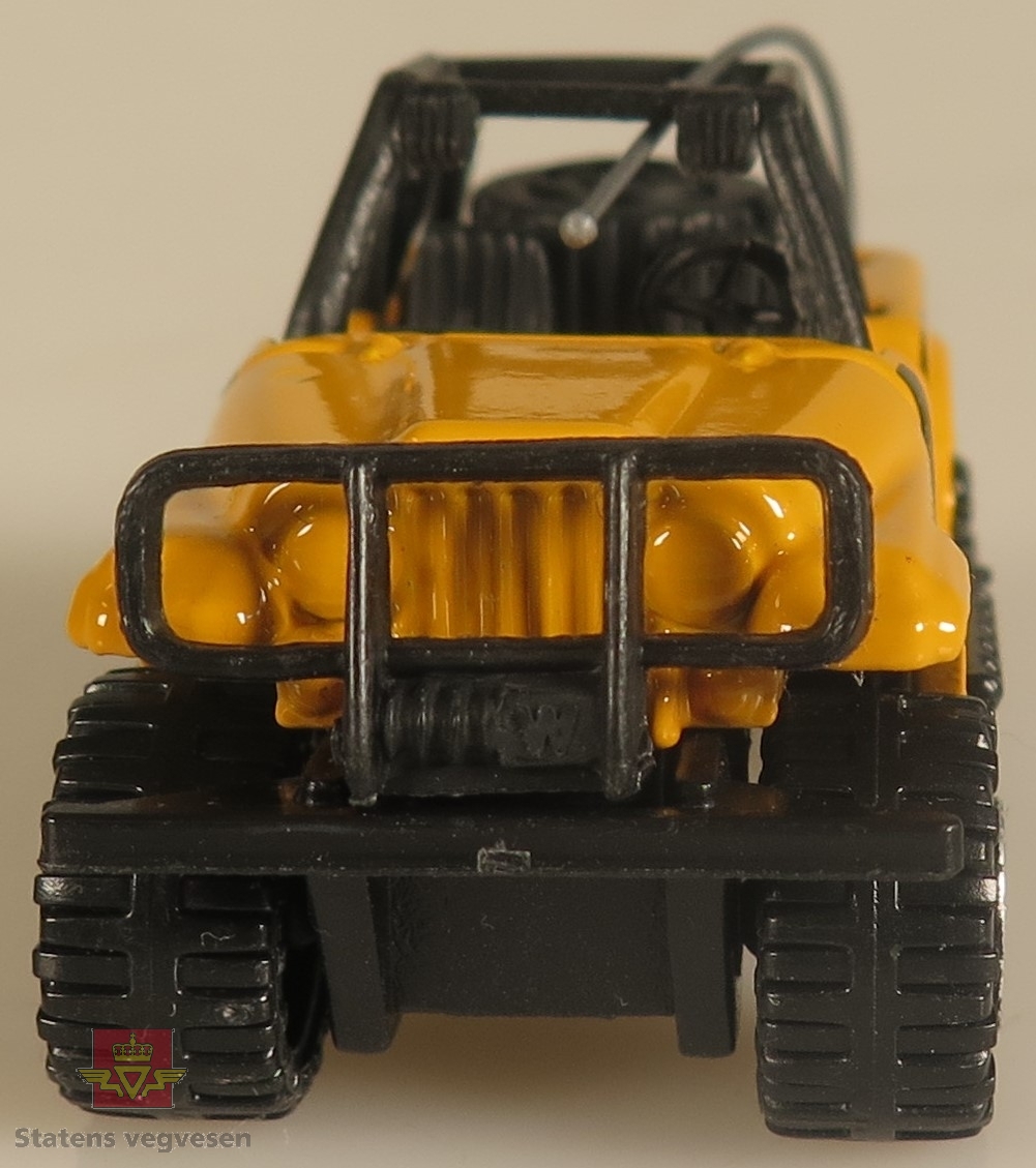 Modellbil av en Jeep, modellbilen er farget gul med svarte striper på siden.