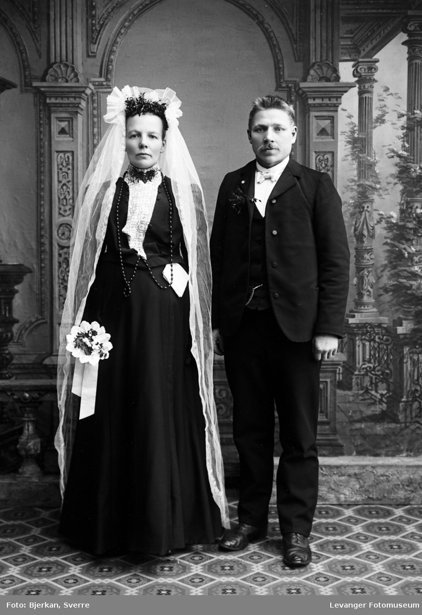 Portrett av brudeparet Karen Oline Restadmo og Hans Kristoffersen, Verdal