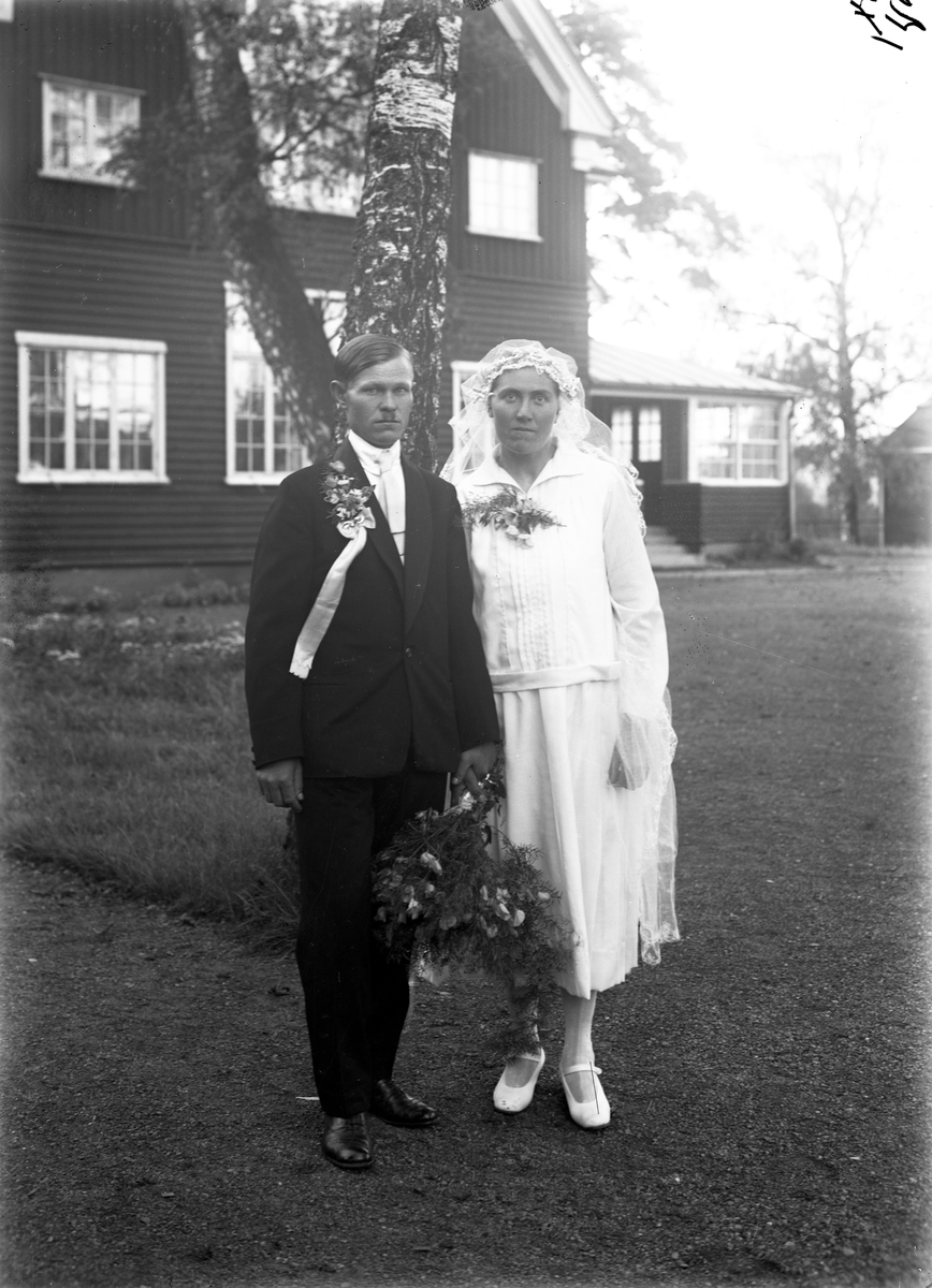 Efter ankomsten till Jönköping 1929 var det några av svenskbyborna som ingick äktenskap, bland annat Gustav Annas och Emma Hinnas som vigdes 3:e september 1929. Brudparet fotograferades sedan utanför Stugan i Stadsparken.