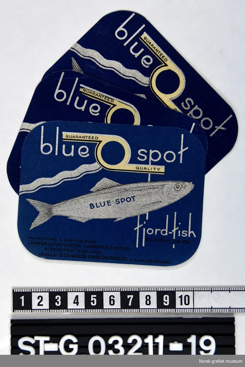 3 stk. etiketter i hvit, blå og sølv. Hovedmotiv: en fisk. 

"Fjord-fish sild in olive oil"