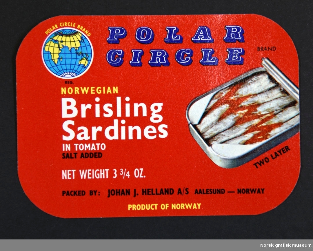 Røde etiketter med bilde av en åpnet hermetikkboks.

"Norwegian brisling sardines in tomato"