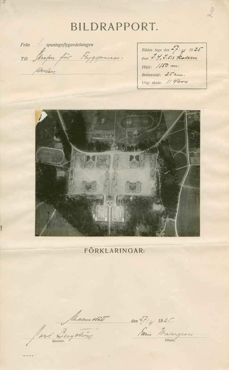 Flygfotografi av kasern för I 4 och I 5 i Linköping, 27 april 1925. Foto påklistrad på bildrapport från spaning vid flygspanarskolan på Malmen.
