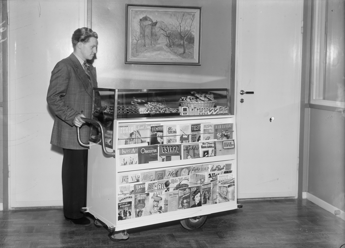Varuvagn med sötsaker, bananer och tidningar, Pressbyrån, Uppsala 1948